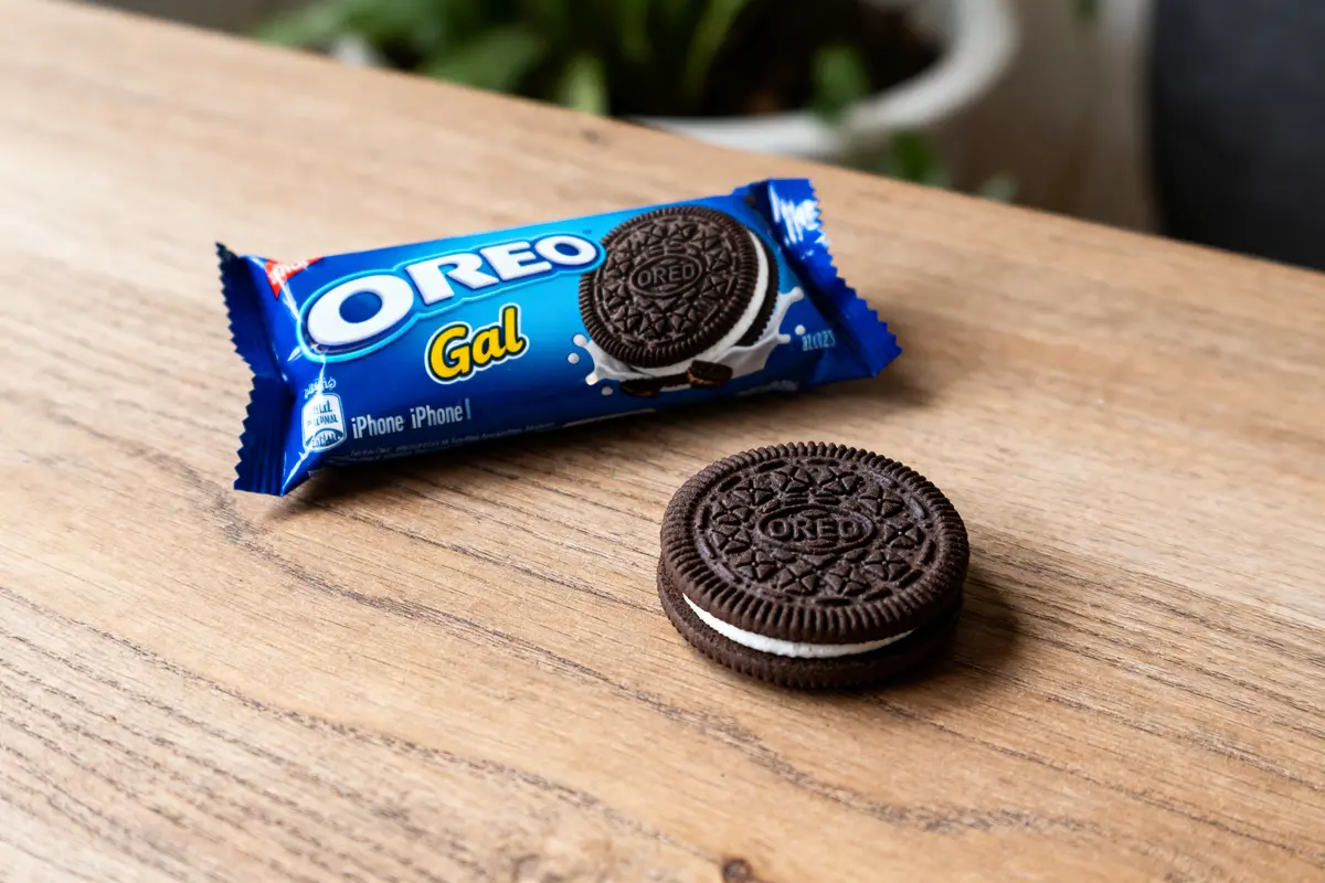 Paquet bleu Oreo halal Gal sur table en bois avec biscuit chocolat à la crème