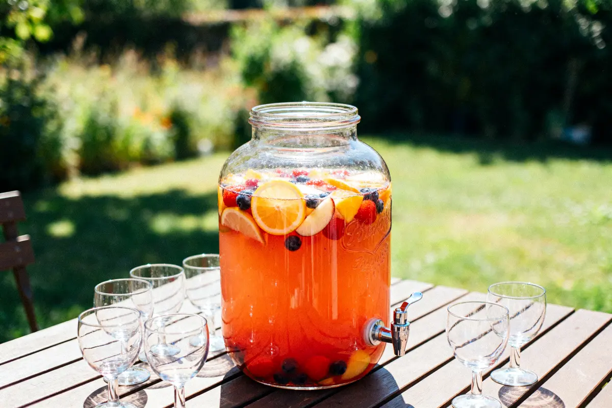 Grande jarre de punch aux fruits idéale pour déterminer la quantité de punch pour 50 personnes
