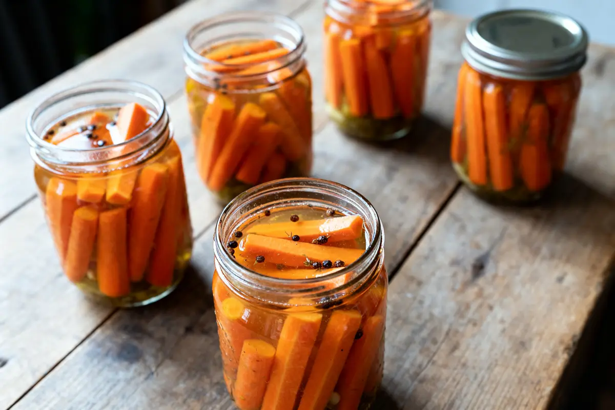 Pickles de carottes : Recette facile, healthy et épicée !